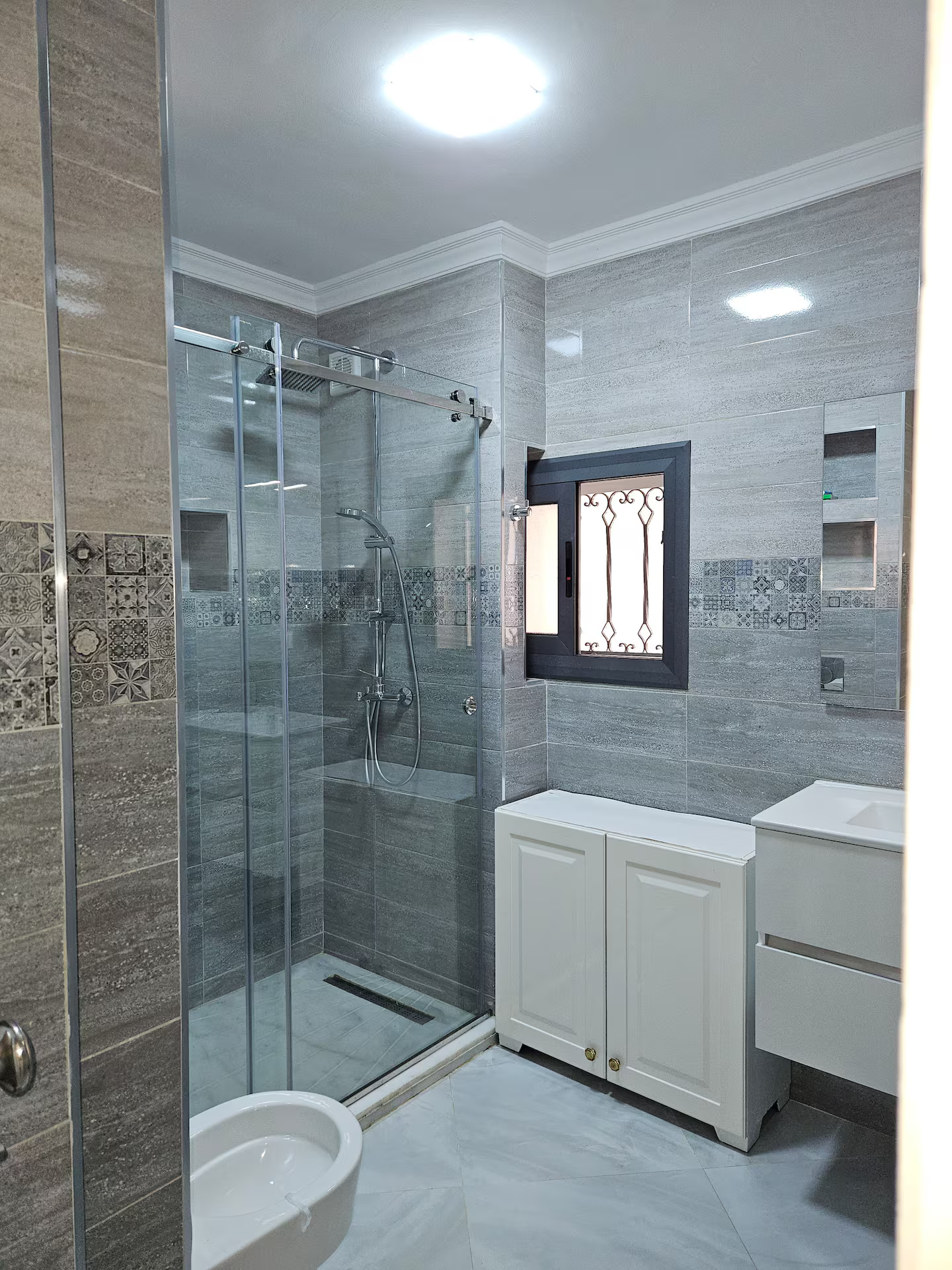 El baño y su gran ducha.
