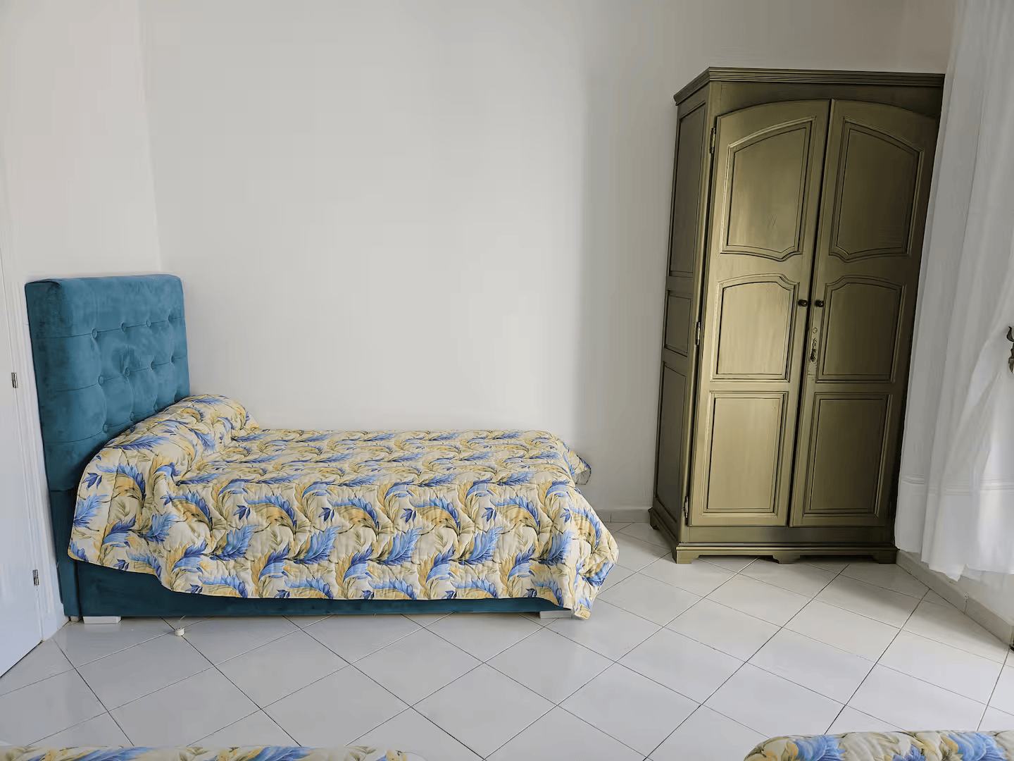 Un dormitorio claro y sencillo.